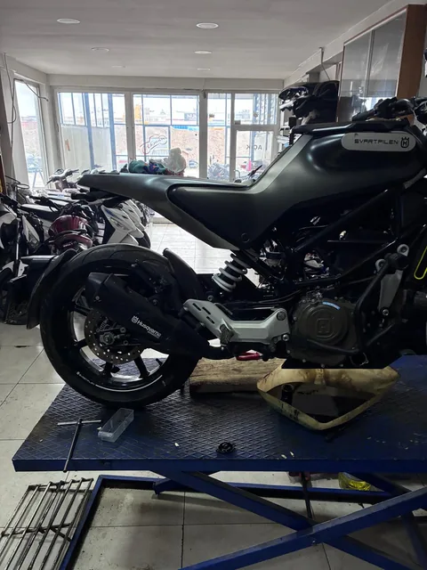 Akman Motor Sivas atölyesinde motosiklet servis ve bakım çalışması 32